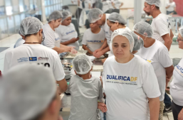 Turma de panificação em fazendo trabalhos práticos